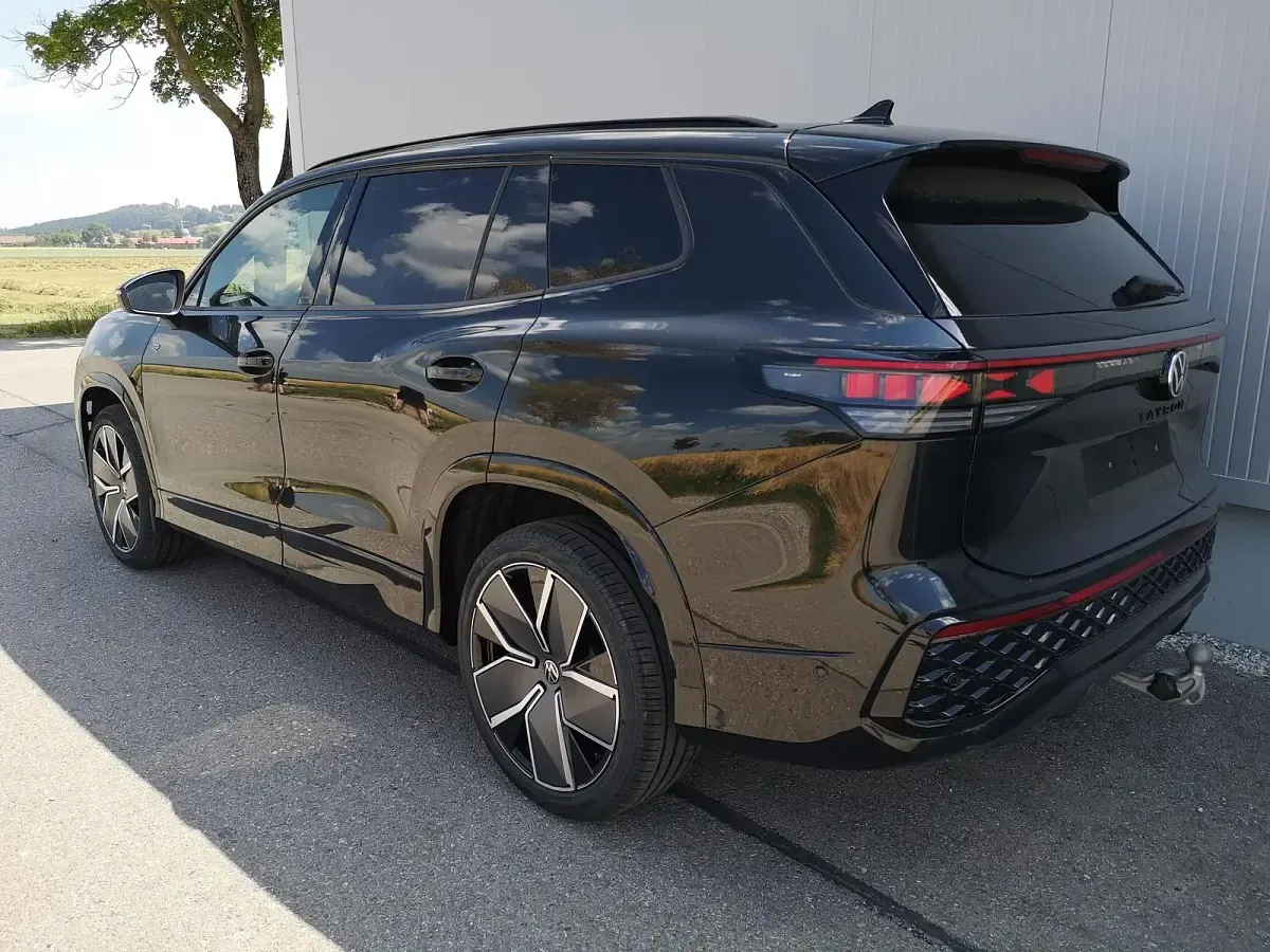 Neu VW Tayron R-line 193 PS (141 kW) 2025 Grenadilschwarz metallic SUV