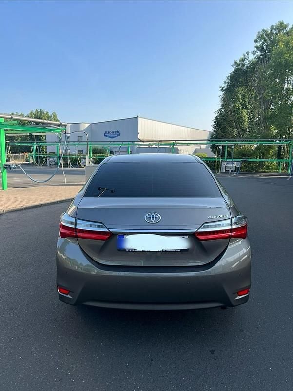 Beige Gebraucht 2017 Toyota Corolla Limousine | 13.900 € (Fairer Preis) - Bild 1/4