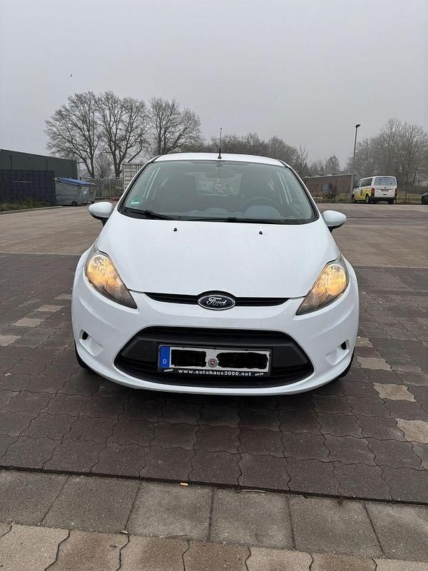 Gebraucht Ford Fiesta Trend 95 PS (69 kW) 2011 Weiß Kleinwagen