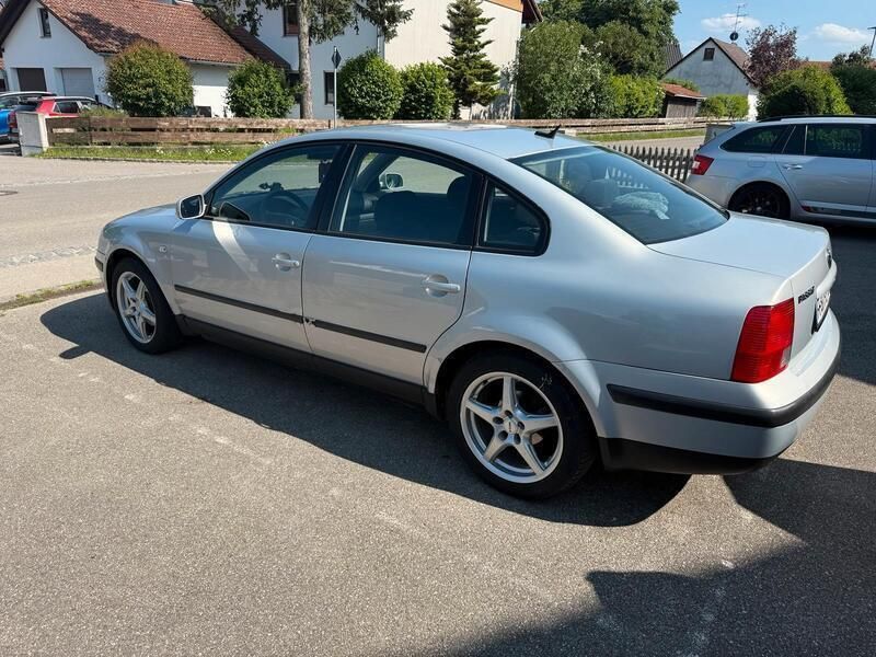 Silber Gebraucht 1999 VW Passat Limousine | 2.200 € - Bild 1/4