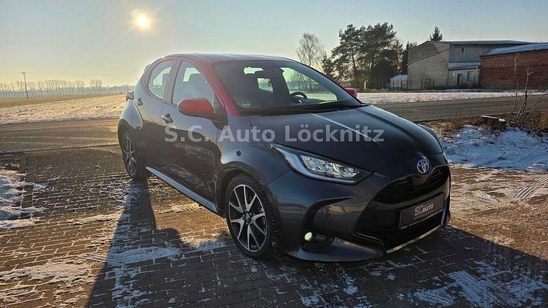 Gebraucht Toyota Yaris Hybrid 92 PS (67 kW) 2021 Grau Limousine