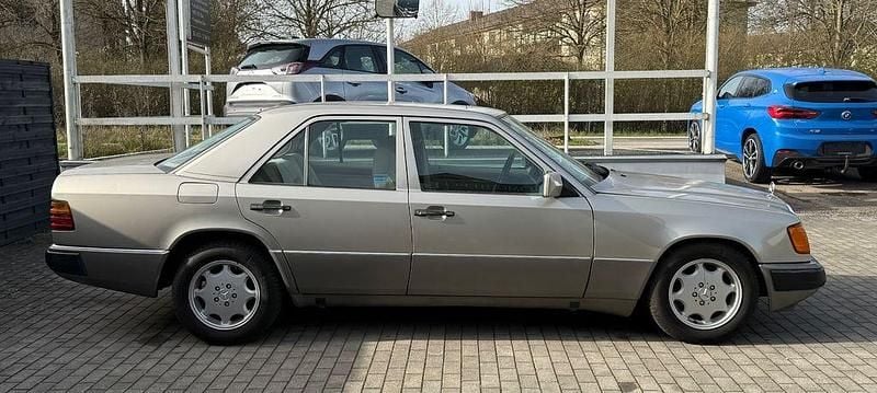 Gebraucht Mercedes E250 90 PS (66 kW) 1991 Grau Limousine
