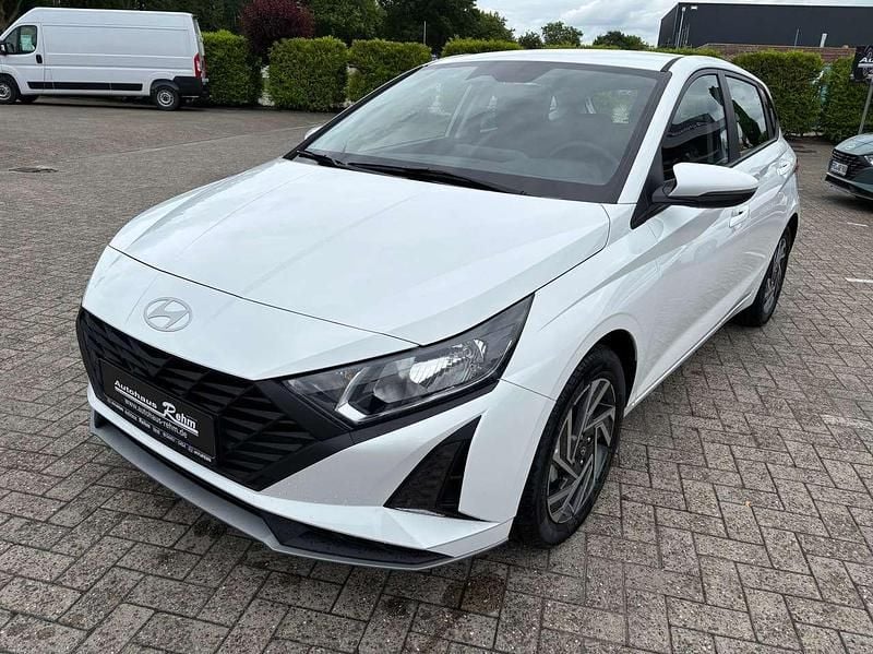 Atlas white / sol Neu 2025 Hyundai i20 Kleinwagen | 19.990 € (Etwas zu teuer) - Bild 1/4