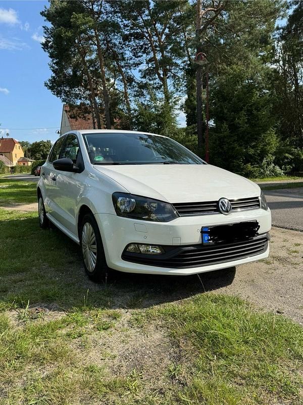 Weiß Gebraucht 2016 VW Polo Trendline Kleinwagen | 9.000 € (Guter Preis) - Bild 1/4
