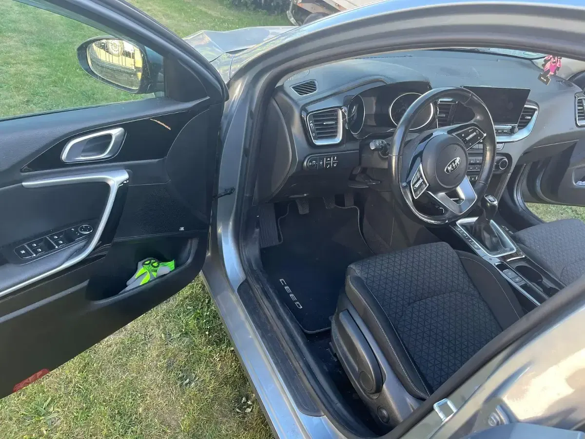 Gebraucht Kia Ceed 136 PS (100 kW) 2021 Grau Kleinwagen