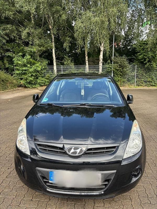 Schwarz Gebraucht 2011 Hyundai i20 Kleinwagen | 2.500 € (Etwas zu teuer) - Bild 1/4