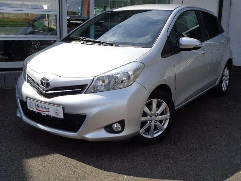 Silber Gebraucht 2013 Toyota Yaris Edition Limousine | 7.990 € (Fairer Preis) - Bild 1/4