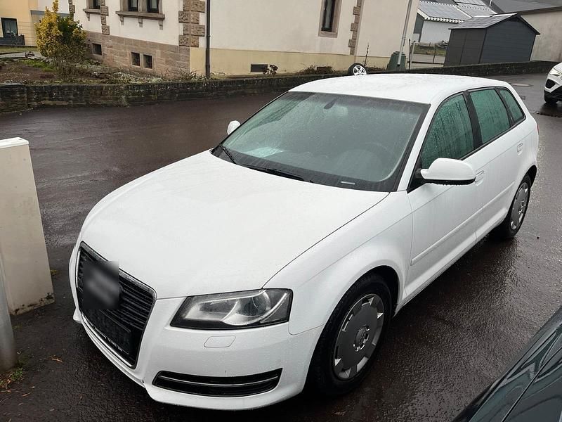 Weiß Gebraucht 2010 Audi A3 Attraction Kombi | 5.799 € (Fairer Preis) - Bild 1/4