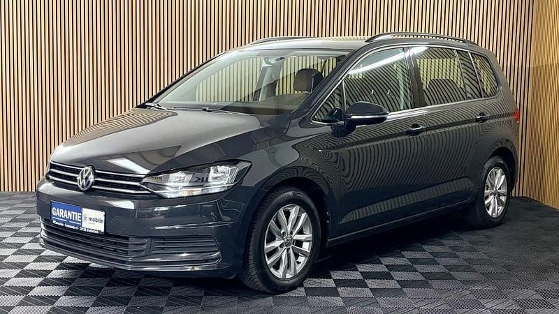 Gebraucht VW Touran Comfortline 150 PS (110 kW) 2019 Grau Van / Kleinbus