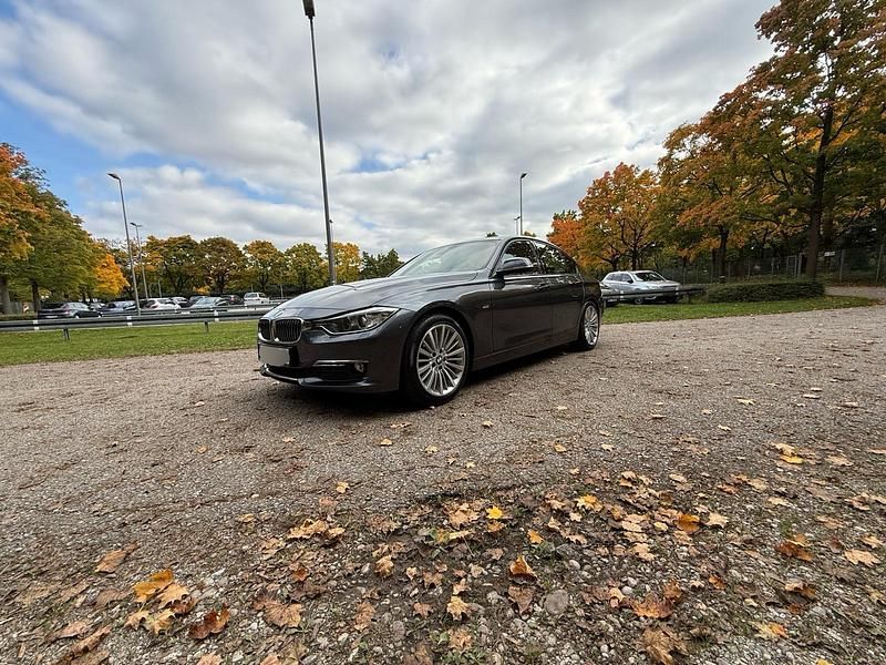 Grau Gebraucht 2013 BMW 318 Luxury Line Limousine | 13.000 € (Fairer Preis) - Bild 1/4