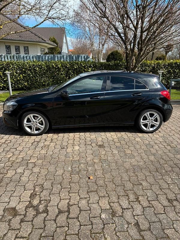 Gebraucht Mercedes A180 122 PS (89 kW) 2013 Schwarz Limousine
