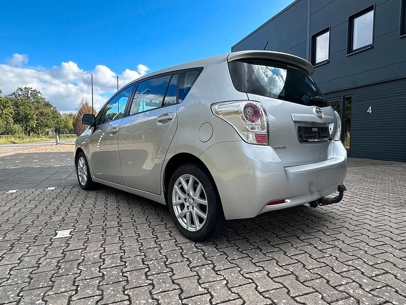 Gebraucht Toyota Verso 150 PS (110 kW) 2010 Silber Van / Kleinbus
