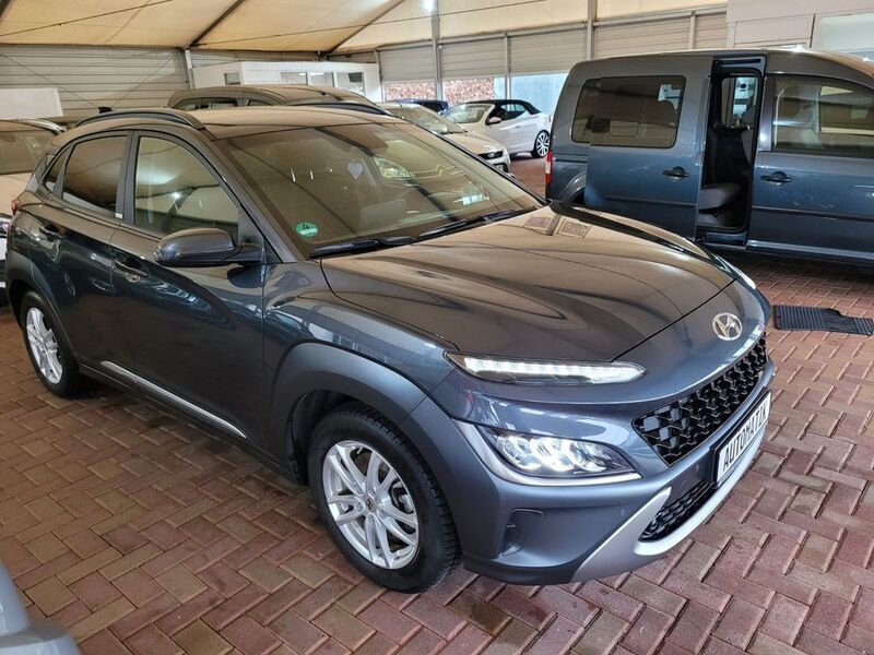 Dark knight / mic (metallic) Gebraucht 2021 Hyundai Kona Prime SUV | 20.900 € (Fairer Preis) - Bild 1/4