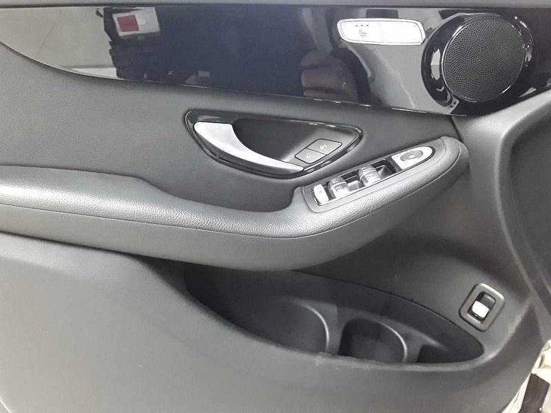 Gebraucht Mercedes GLC300e 211 PS (155 kW) 2021 Polarweiß SUV