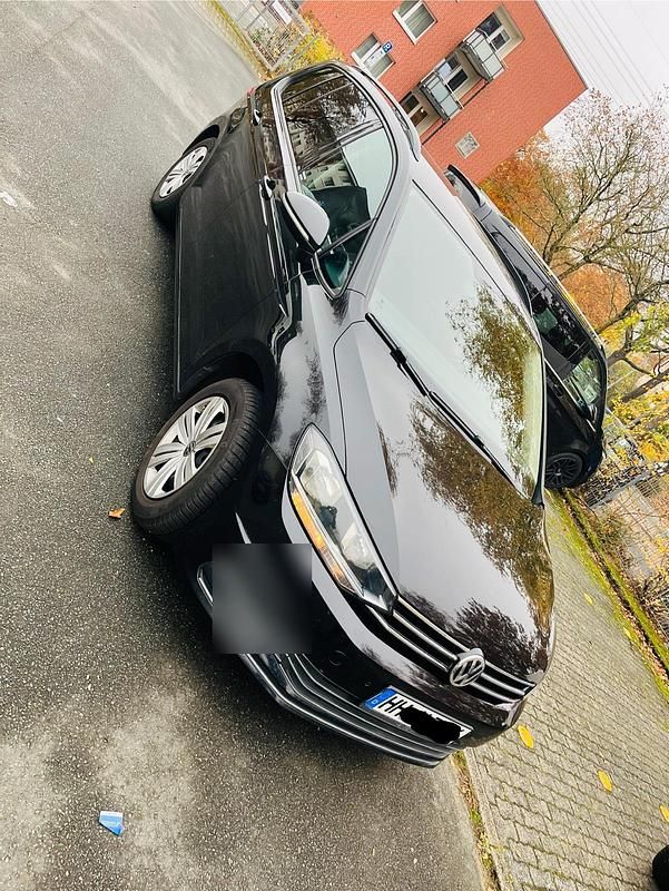 Grau Gebraucht 2016 VW Touran Van / Kleinbus | 9.800 € - Bild 1/4