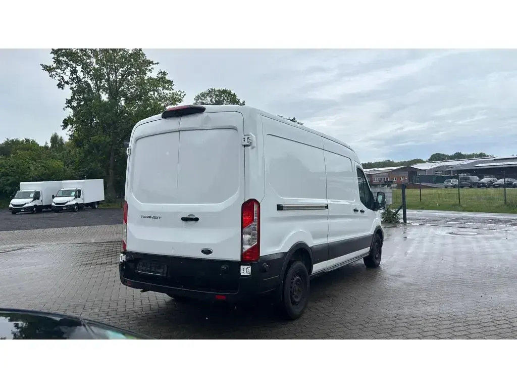 Gebraucht Ford Transit Trend 131 PS (96 kW) 2021 Weiß Limousine