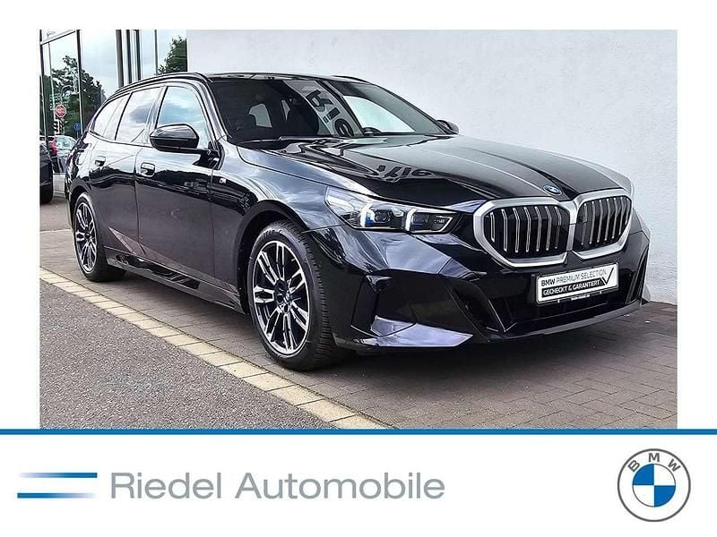 Saphirschwarz metallic Gebraucht 2024 BMW 520 M Sport Kombi | 51.790 € (Superpreis) - Bild 1/3