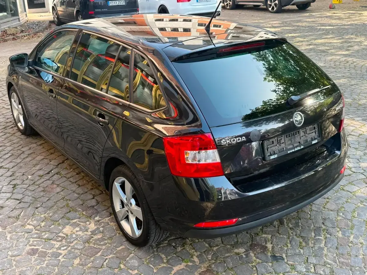 Używany Skoda Rapid 85 KM (62 kW) 2014 Czarny Hatchback