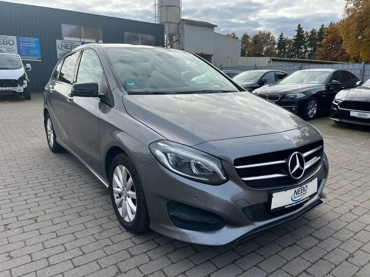Gebraucht Mercedes B180 Night 109 PS (80 kW) 2015 Grau Kleinwagen