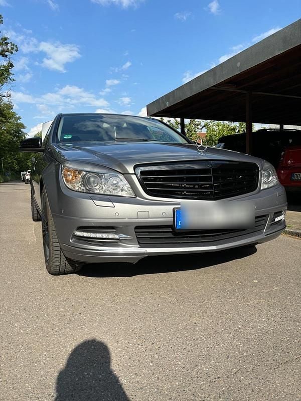 Grau Gebraucht 2010 Mercedes C200 Limousine | 7.299 € (Fairer Preis) - Bild 1/4