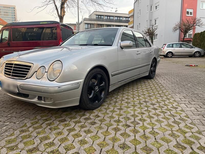 Silber Gebraucht 2001 Mercedes 200 Elegance Limousine | 4.099 € - Bild 1/4