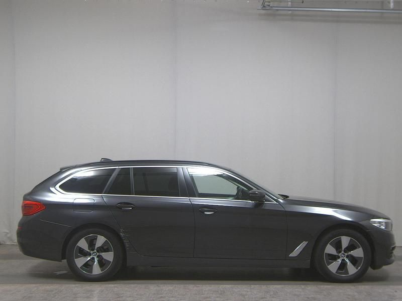 Grau Gebraucht 2020 BMW 520 Performance Kombi | 18.480 € - Bild 1/4