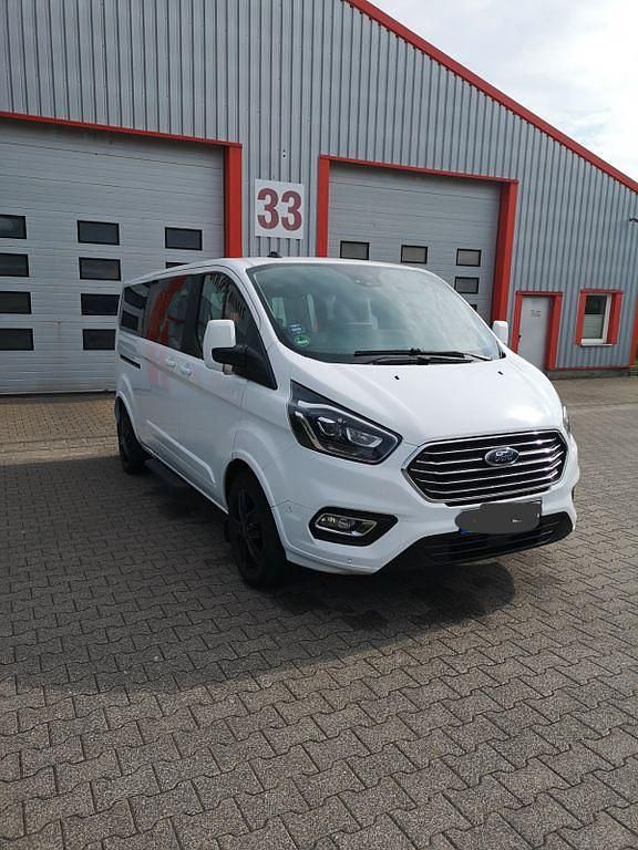 Weiß Gebraucht 2019 Ford Tourneo Custom Van / Kleinbus | 33.999 € (Etwas zu teuer) - Bild 1/4