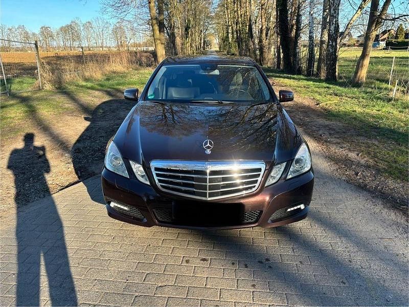 Braun Gebraucht 2010 Mercedes E300 Avantgarde Limousine | 11.250 € (Fairer Preis) - Bild 1/4