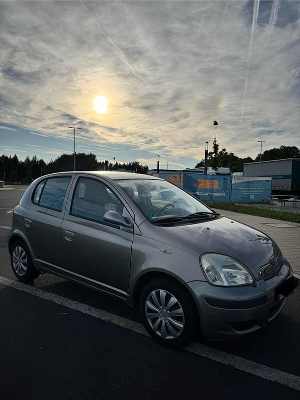 Silber Gebraucht 2003 Toyota Yaris Kleinwagen | 1.600 € (Fairer Preis) - Bild 1/4
