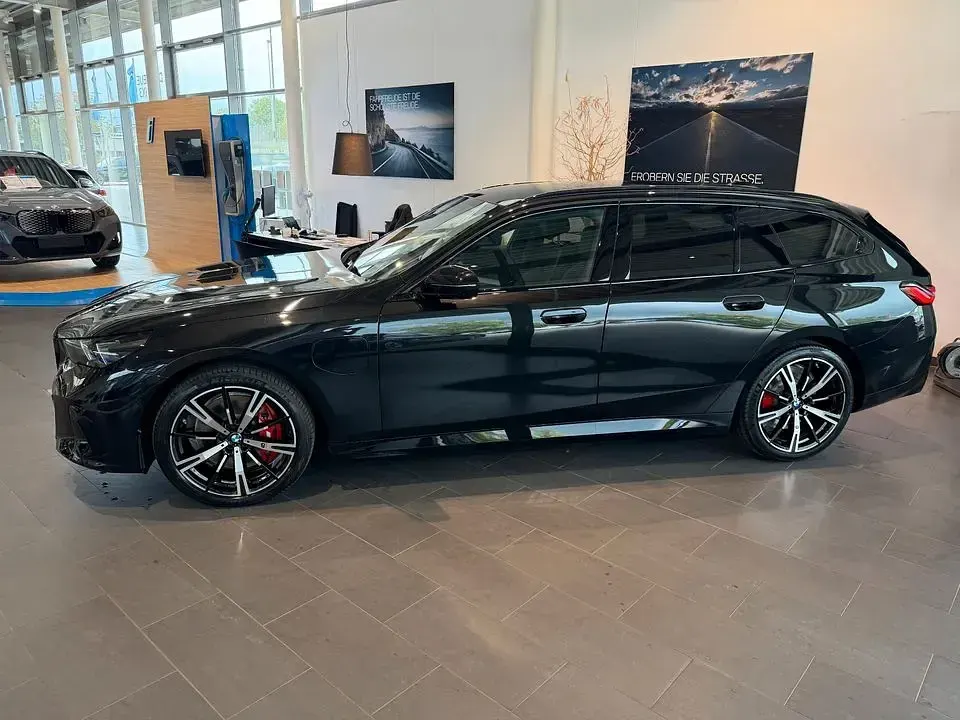 Neu BMW 550e Performance 489 PS (359 kW) 2026 Schwarz Kombi