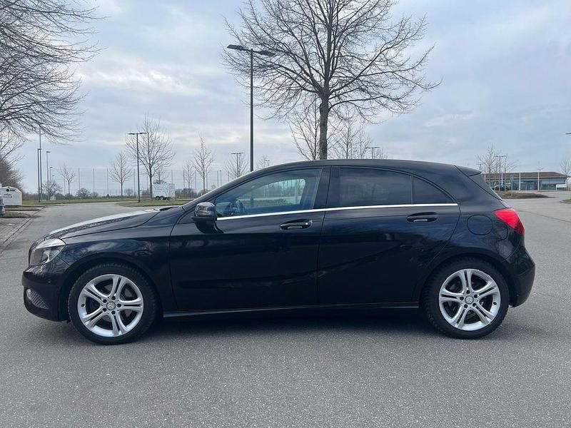 Gebraucht Mercedes A180 122 PS (89 kW) 2013 Schwarz Limousine
