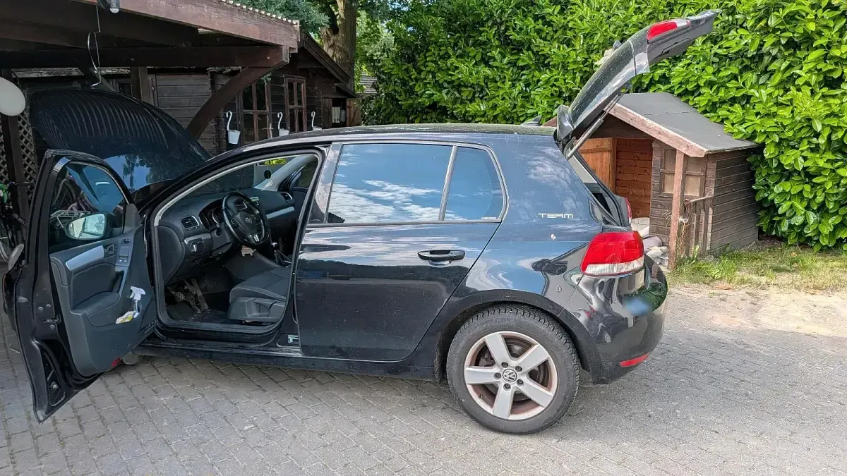 Gebraucht VW Golf VI Team 105 PS (77 kW) 2011 Schwarz Kleinwagen