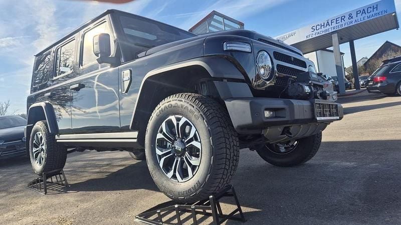 Neu BAW 212 166 PS (122 kW) 2026 Schwarz SUV