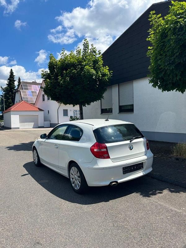Weiß Gebraucht 2010 BMW 118 Coupé Coupé | 5.450 € (Fairer Preis) - Bild 1/4