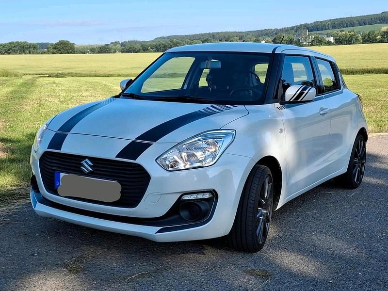 Weiß Gebraucht 2018 Suzuki Swift Club Limousine | 9.999 € (Fairer Preis) - Bild 1/4