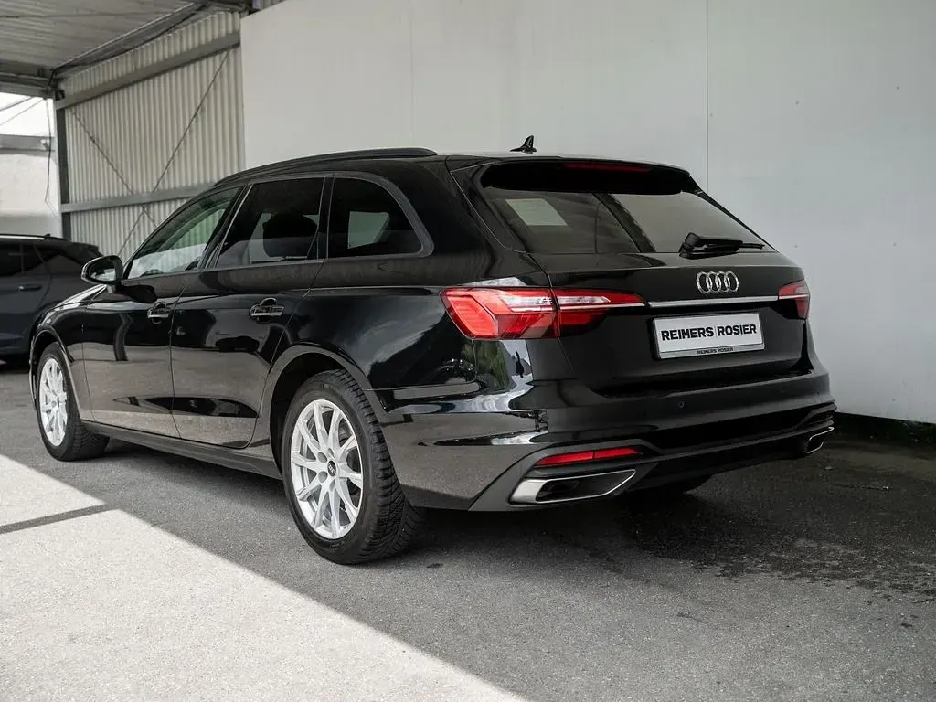 Gebraucht Audi A4 Basis 150 PS (110 kW) 2022 Mythosschwarz metallic Kombi