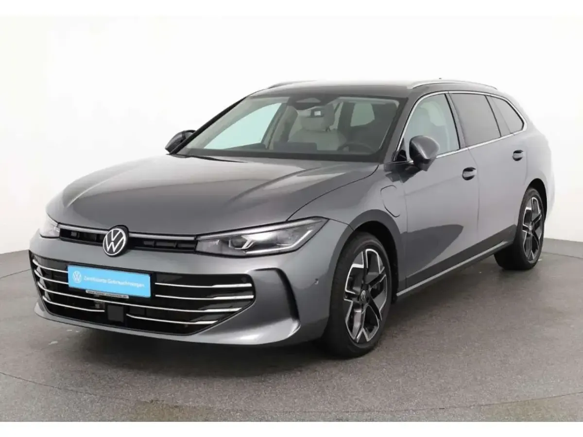 Gebraucht VW Passat Elegance 272 PS (200 kW) 2025 Grau Kombi