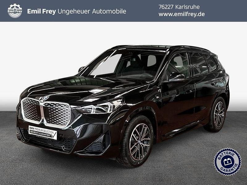 Saphirschwarz metallic Neu 2025 BMW iX1 M Sport SUV | 58.990 € (Etwas zu teuer) - Bild 1/2