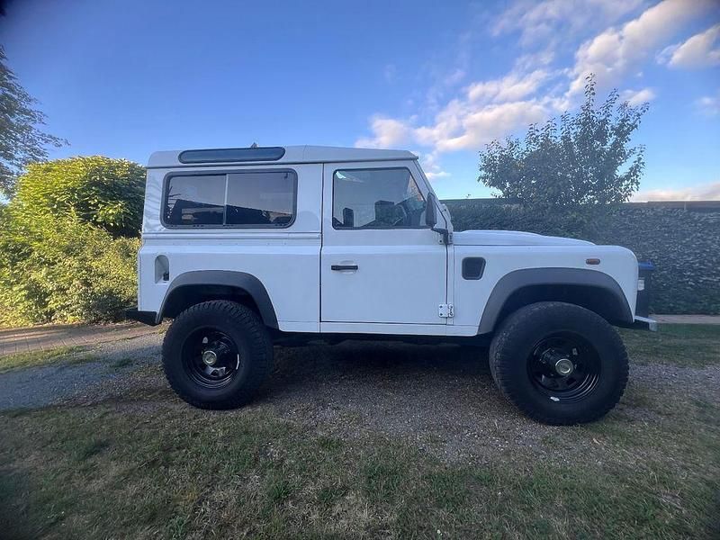 Weiß Gebraucht 2010 Land Rover Defender SE Kombi | 26.000 € - Bild 1/4