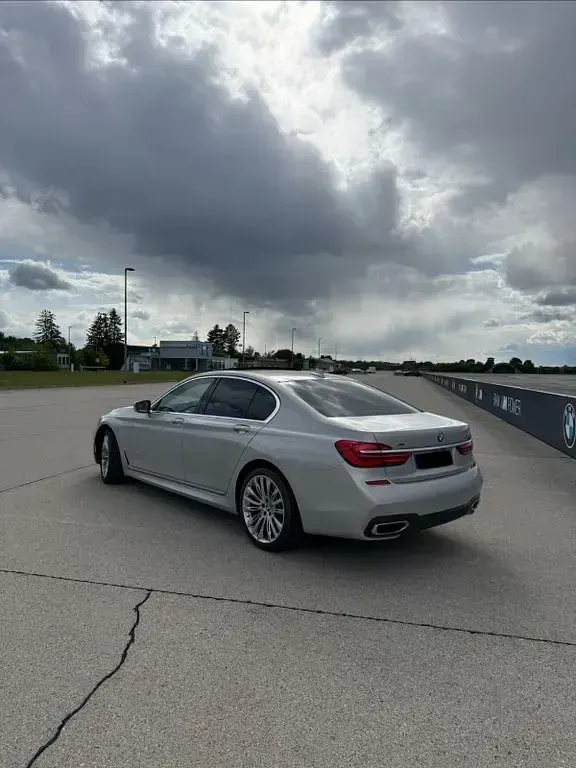 Gebraucht BMW 750 Performance 449 PS (330 kW) 2016 Silber Limousine
