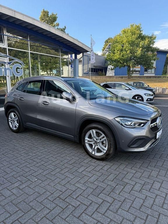 Grau Gebraucht 2022 Mercedes GLA200 SUV | 32.790 € (Superpreis) - Bild 1/4