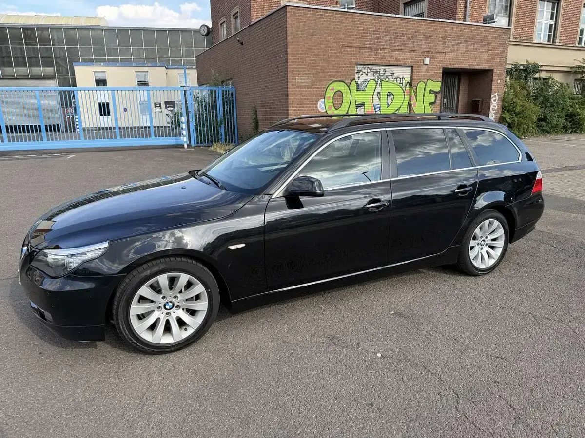 Gebraucht BMW 530 235 PS (172 kW) 2010 Schwarz Kombi