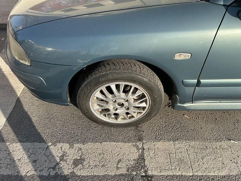 Gebraucht Mitsubishi Carisma 103 PS (75 kW) 2004 Grün Limousine