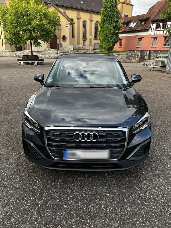 Grau Gebraucht 2023 Audi Q2 Advanced SUV | 24.500 € (Superpreis) - Bild 1/4