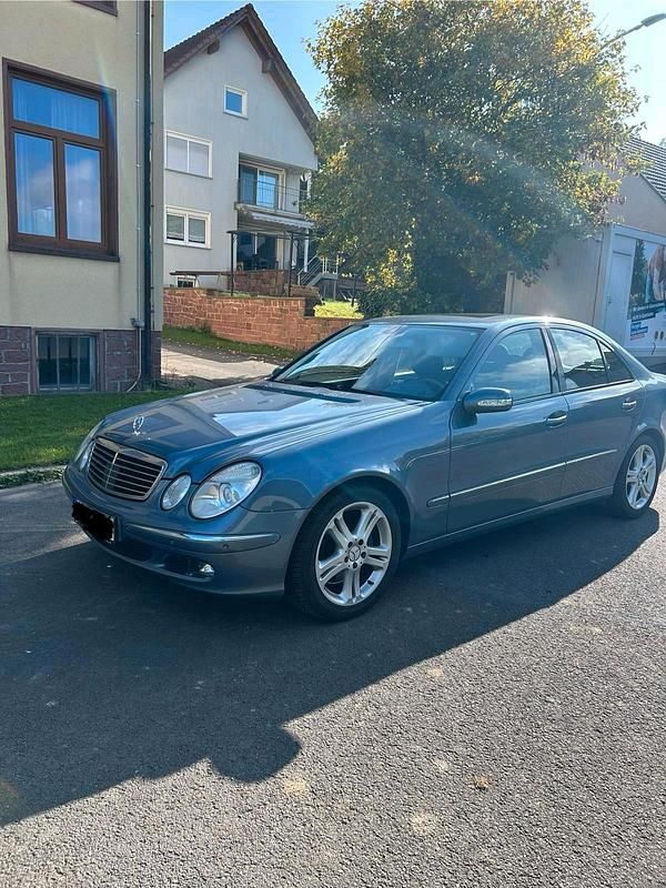 Blau Gebraucht 2005 Mercedes E350 Limousine | 3.950 € (Fairer Preis) - Bild 1/4