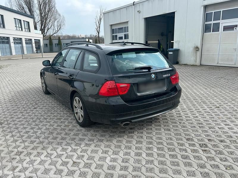 Gebraucht BMW 320 177 PS (130 kW) 2010 Schwarz Kombi