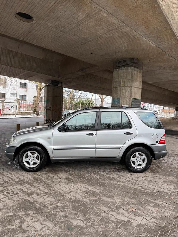 Gebraucht Mercedes ML320 218 PS (160 kW) 2001 Silber SUV
