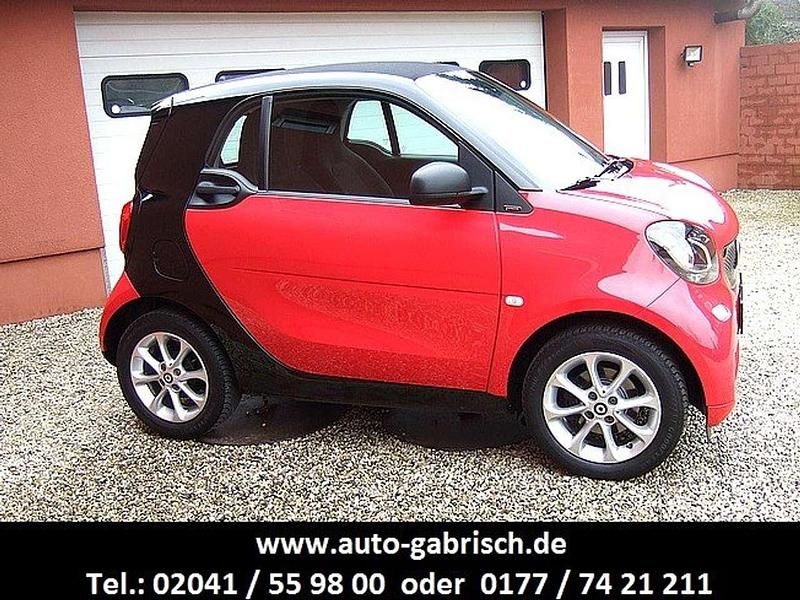 Gebraucht Smart ForTwo Coupé Passion 71 PS (52 kW) 2017 Sicherheitszelle in black/red Coupé
