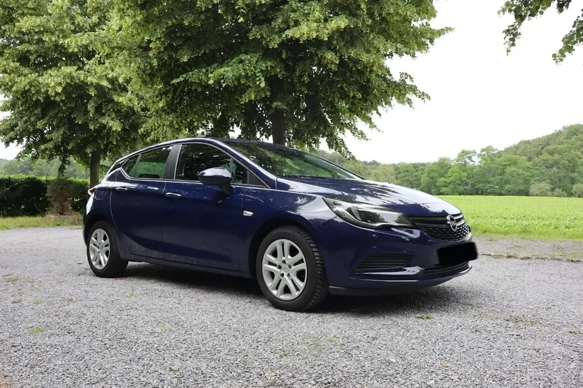 Gebraucht Opel Astra 101 PS (74 kW) 2017 Blau Limousine