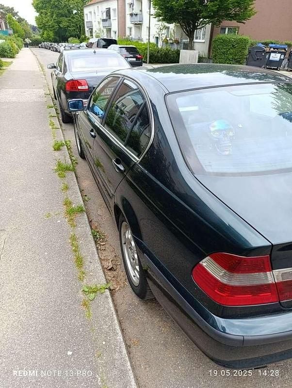 Grün Gebraucht 2002 BMW 320 Limousine | 1.500 € (Superpreis) - Bild 1/4
